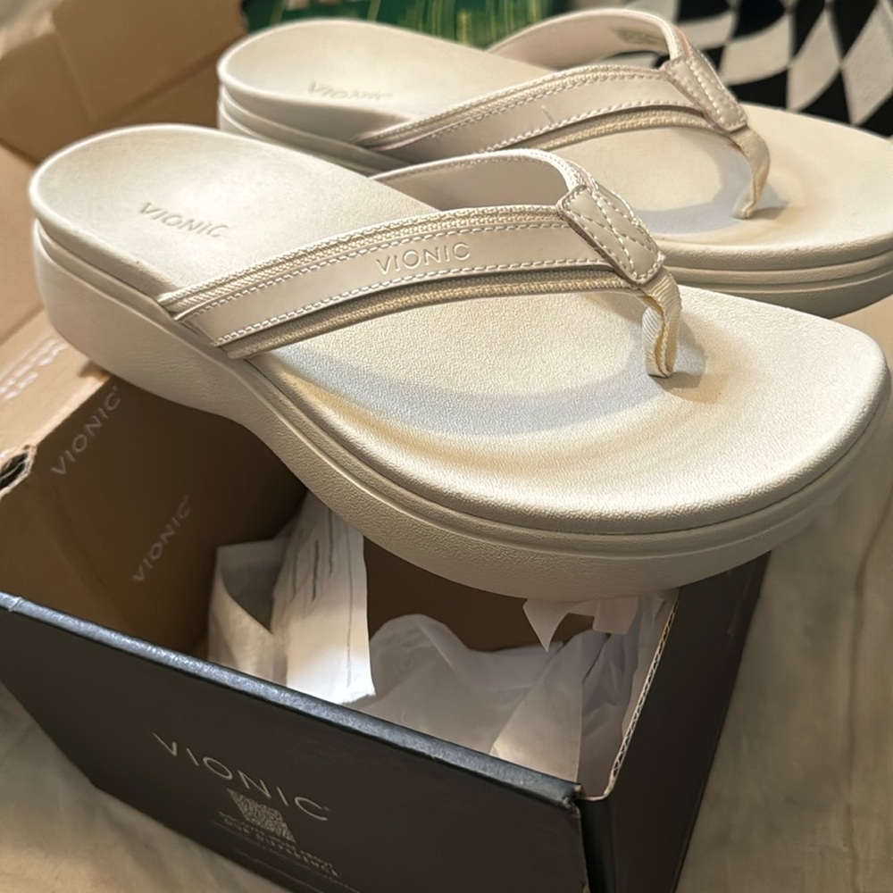 NWT Vionic Sandals Size 9.5 - brand new